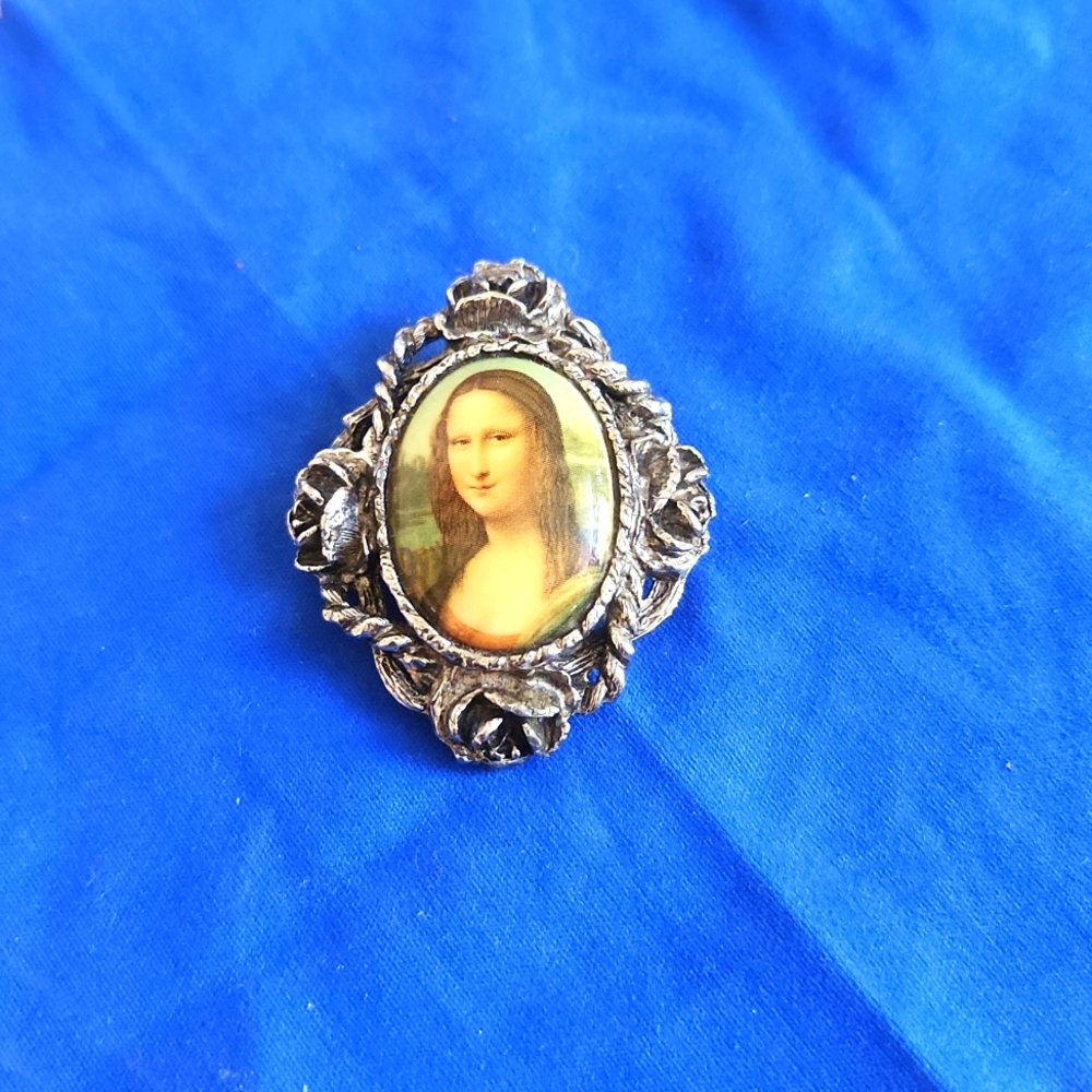 Jac Win- Mona Lisa Brooch